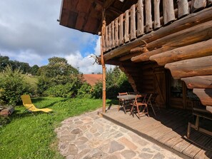 Outdoor dining - Unique log house with balcony and terrace in the Vosges (Le Tholy)