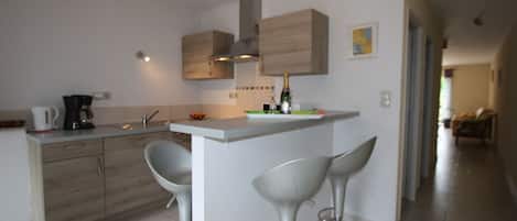 Een koelkast, een microgolfoven, een oven, een vaatwasser