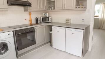 Casa de campo | Cocina privada | Refrigerador, tetera eléctrica, tostadora y utensilios de cocina