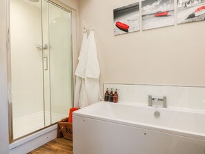 Cottage | Bathroom | Shower - Langdale Barn (Okehampton)