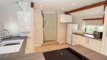 Cottage | Private kitchen | Fridge, dishwasher, electric kettle, toaster
