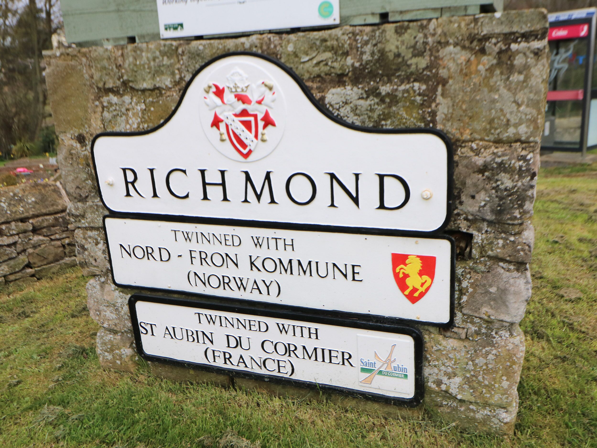 Une pancarte indiquant un jumelage avec la commune de Nord-Fron (Norvège) et Saint-Aubin-du-Cormier (France).