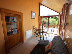 TV, fireplace - Cosy Cottage with Fireplace, Terrace & River View - Near Vittel Spa Towns (Bonvillet)