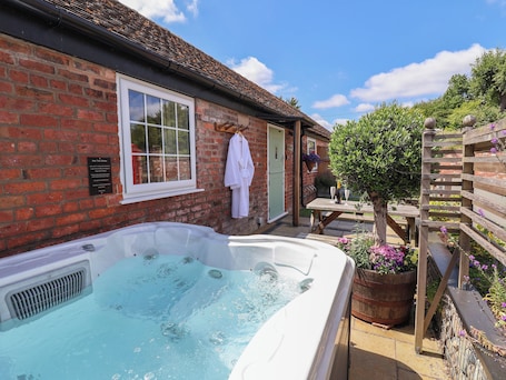 Cottage | Terrace/patio. The Shippon