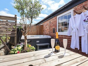 Outdoor spa tub - The Hay Barn (Chester)