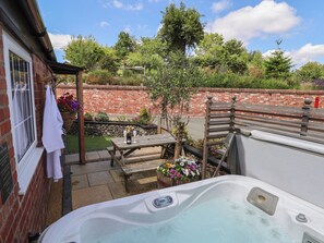 Cottage | Outdoor dining - The Hay Barn (Chester)