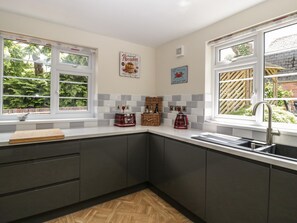 Cottage | Private kitchen | Fridge, dishwasher, electric kettle, toaster - Eleri Cottage (Malvern)