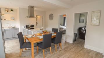 Cottage | Private kitchen | Fridge, dishwasher, electric kettle, toaster