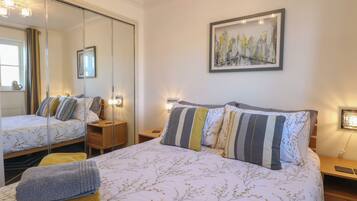 2 Schlafzimmer, individuell dekoriert, individuell eingerichtet