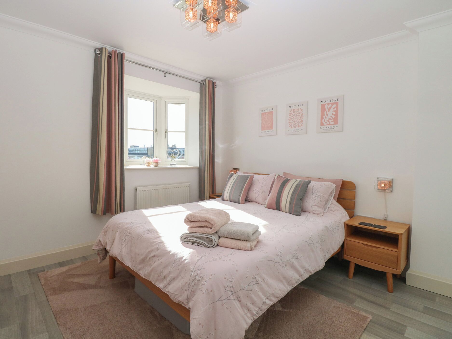 2 Schlafzimmer, individuell dekoriert, individuell eingerichtet