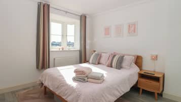 2 Schlafzimmer, individuell dekoriert, individuell eingerichtet