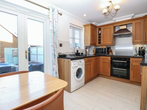 ثلاجة، غسالة أطباق، غلّاية كهربائية، محمصة خبز