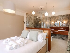 Cottage | 6 bedrooms, individually decorated, individually furnished, free WiFi - The Chestnuts (Peterborough)