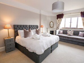 Cottage | 6 bedrooms, individually decorated, individually furnished, free WiFi - The Chestnuts (Peterborough)