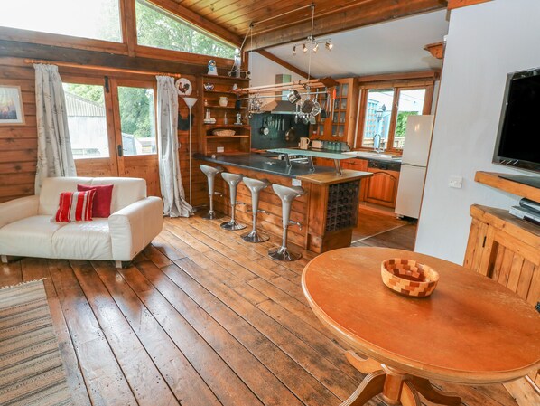 Cottage | Living room - Timbertwig Lodge (Pembroke)