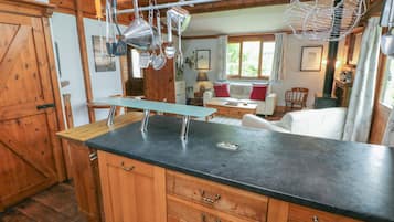 Cottage | Private kitchen | Fridge, electric kettle, toaster, cookware/dishes/utensils