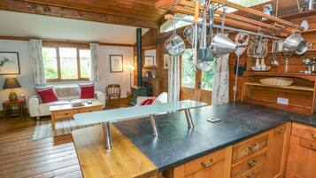 Cottage | Private kitchen | Fridge, electric kettle, toaster, cookware/dishes/utensils