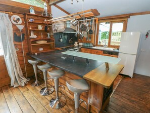 Cottage | Private kitchen | Fridge, electric kettle, toaster, cookware/dishes/utensils - Timbertwig Lodge (Pembroke)