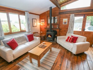 Cottage | Living room - Timbertwig Lodge (Pembroke)