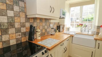 Cottage | Private kitchen | Fridge, dishwasher, cookware/dishes/utensils