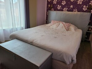 2 bedrooms, free WiFi, bed sheets - Central Apartment with Garage, Near Market & Restaurants, 2 Bedrooms, All-Inclusive (Remiremont)