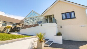 A two-story building with a conservatory, a balcony, and a sign reading "AUVERNE". - Auverne (Bude)