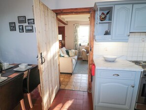 Cottage | Private kitchen | Cookware/dishes/utensils - No.4 (Berwick-upon-Tweed)