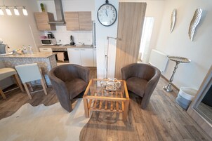 Apartamento estándar | Zona de estar | Una televisión de pantalla plana