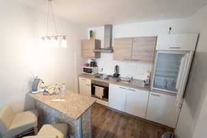 Apartamento estándar | Cocina privada | Cafetera o tetera, frigorífico, microondas y horno