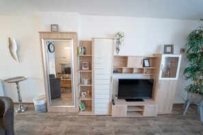 Standard-Apartment | Wohnbereich | Flachbildfernseher