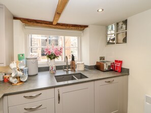 Cottage | Private kitchen | Fridge, dishwasher, electric kettle, toaster - Duck Cottage (Richmond)