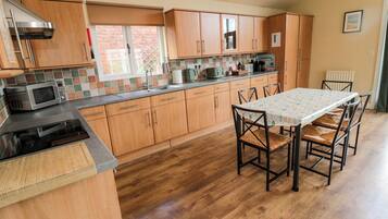 Cottage | Private kitchen | Fridge, dishwasher, electric kettle, toaster