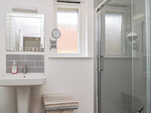 Cottage | Bilik Mandi | Pancuran mandi