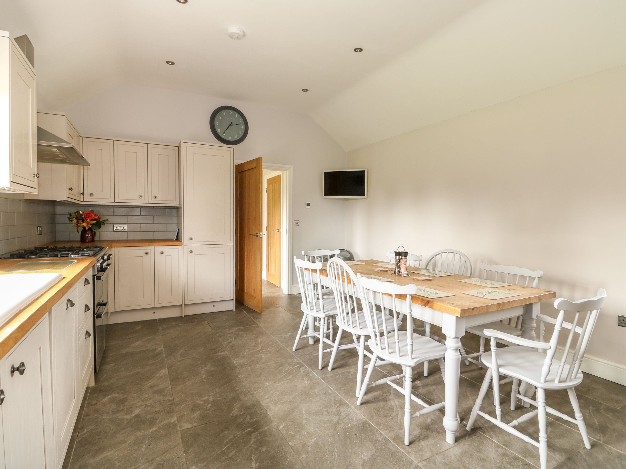 Cottage | Dapur pribadi | Lemari es, microwave, mesin pencuci piring, dan ketel listrik