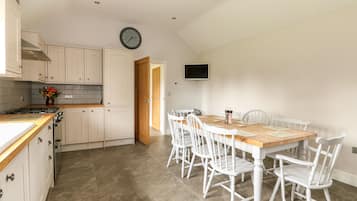 Cottage | Dapur pribadi | Lemari es, microwave, mesin pencuci piring, dan ketel listrik