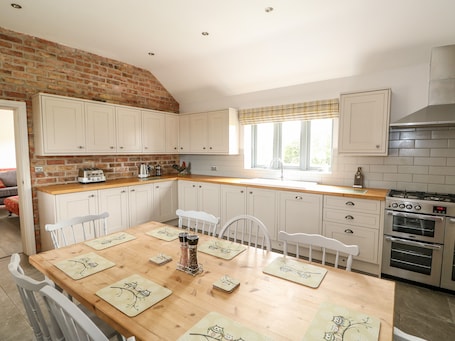 Cottage | Private kitchen | Fridge, dishwasher, electric kettle, toaster