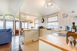 Cottage | Private kitchen | Fridge, dishwasher, electric kettle, toaster