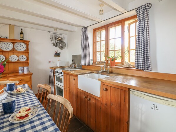 Cottage | Private kitchen | Dishwasher, cookware/dishes/utensils
