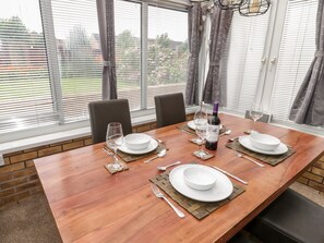 Cottage | Private kitchen | Dishwasher, cookware/dishes/utensils
