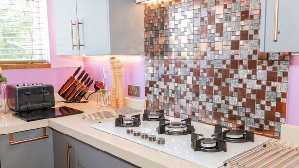 Una cucina moderna con piano cottura a gas, tostapane e un portacoltelli.