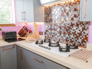 Cottage | Private kitchen | Dishwasher, cookware/dishes/utensils