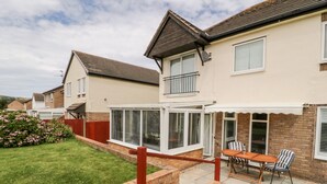 Un immobile residenziale con patio, veranda e piccolo giardino.