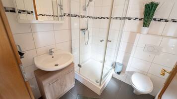 Comfort-Apartment | Badezimmer | Dusche, Handtücher