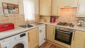 Cottage | Private kitchen | Fridge, dishwasher, electric kettle, toaster