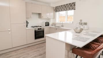 Cottage | Private kitchen | Fridge, dishwasher, electric kettle, toaster