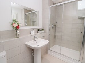 Cottage | Bathroom | Shower - Amble Views (Morpeth)