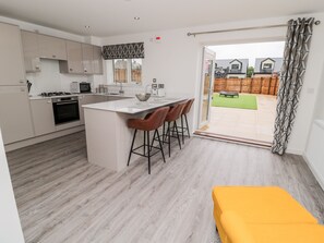 Cottage | Private kitchen | Fridge, dishwasher, electric kettle, toaster