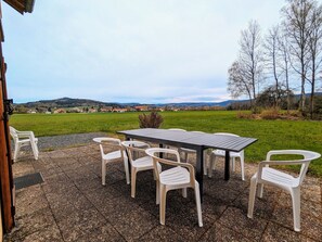 Outdoor dining - Charming Accessible Cottage: Fireplace, Private Garden, Near Nature & Towns (Anould)