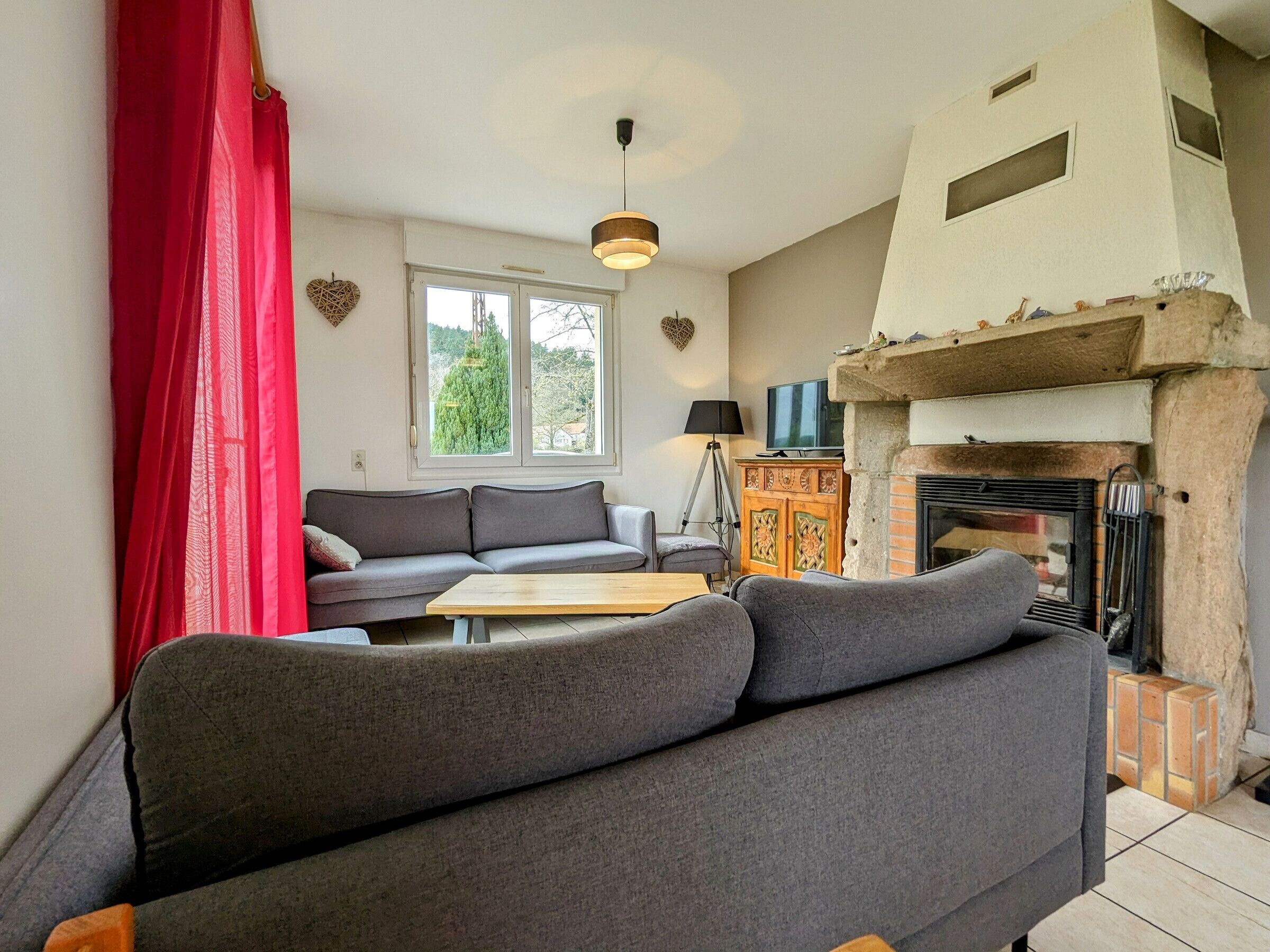 Télévision, cheminée, baby-foot