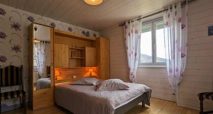 GĂźte spacieux en ancienne ferme rĂ©novĂ©e, idĂ©al pour familles et amis â proche randos et sites touristiques